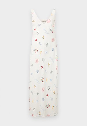 Robe maxi blanche sans manches avec encolure en V, présentant un motif coloré de poissons, étoiles de mer, homards, coquillages et petites fleurs.