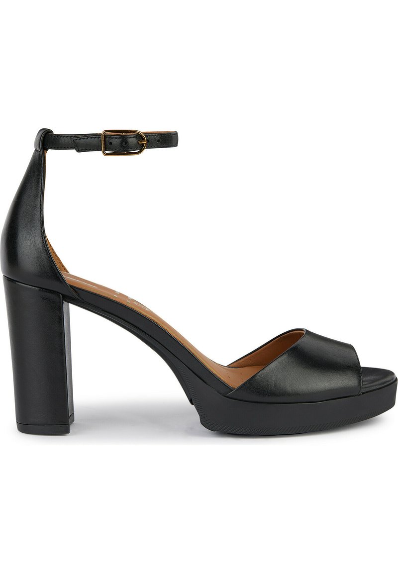Sandal in pelle nera con tacco alto, fascetta alla caviglia, punta aperta, suola piattaforma e robusto tacco a blocco. Texture liscia e design minimale.