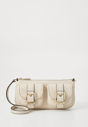 Borsa a tracolla texture avorio con due tasche frontali, hardware dorato e tracolla removibile. Chiusura con zip nella parte superiore, forma rettangolare.