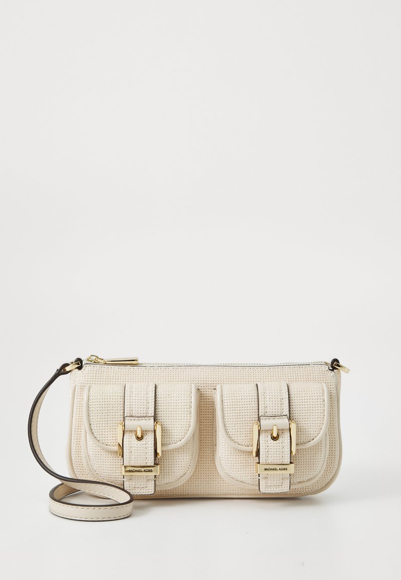 Gentă texturată off-white, cu două buzunare frontale, accesorii aurii și o curea detașabilă. Închidere cu fermoar în partea de sus, formă rectangulară.