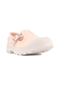 Scarpa di tela rosa chiaro con suola di gomma bianca spessa e cinturino regolabile con fibbia argentata, mostrata dal lato frontale su sfondo bianco.