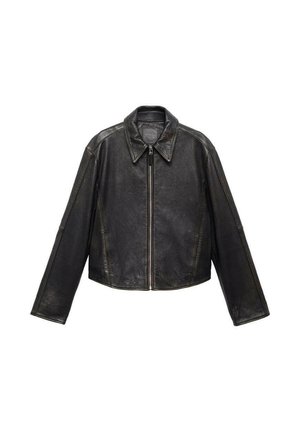 Veste en cuir noire raccourcie avec grand col, manches longues et fermeture éclair. Finition texturée avec des détails de couture visibles.