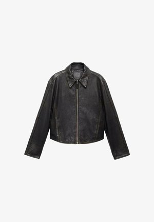 Schwarze Leder-Cropped-Jacke mit großem Kragen, langen Ärmeln und Reißverschluss. Texturierte Oberfläche mit sichtbaren Nahtdetails.