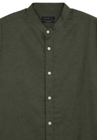 Camicia verde oliva con colletto a banda, realizzata in tessuto testurizzato, con cinque bottoni bianchi lungo la parte frontale.
