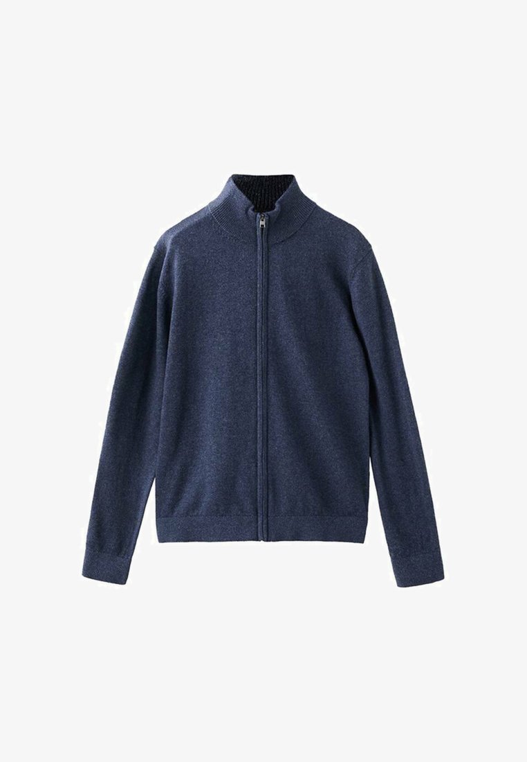 Temno modra jopica z zadrgo in visokim ovratnikom, izdelana iz teksturirane tkanine. Ima dolge rokave in rebrast zaključek na pasu ter manšetah.