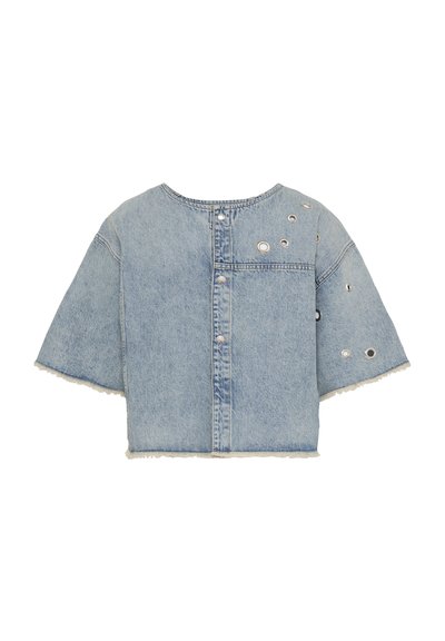 Veste en denim bleu clair courte avec boutons-pression argentés, œillets en métal sur les épaules et les manches, et bords effilochés aux manches et à l'ourlet.