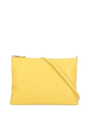 Borsa a tracolla in pelle gialla con cinturino sottile e chiusura a zip, forma rettangolare, superficie liscia, senza motivi o decorazioni visibili.