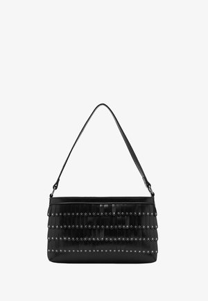 Črna usnjena torbica z zamišljeno obliko, s teksturiranim nabranskim dizajnom in srebrnimi zakovicami kot detajli. Nastavljiv naramni trak.