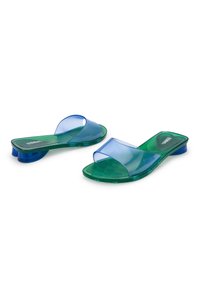 Przezroczyste niebiesko-zielone klapki z otwartym palcem, elastyczną cholewką, teksturowaną wkładką oraz unikalnym wzornictwem obcasa.