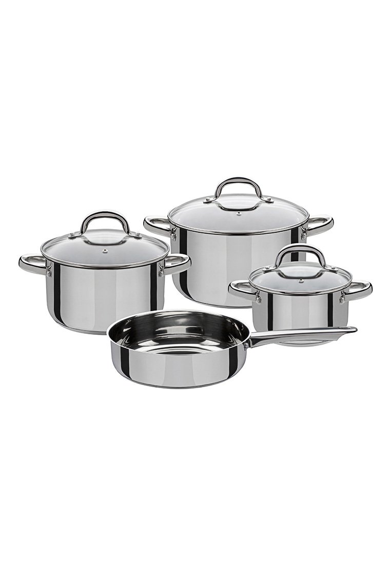 Set mit drei Edelstahltöpfen mit Glasdeckeln und einer Edelstahlpfanne mit Griff, alle poliert und reflektierend.