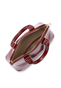 Borsa a mano rossa lucida con due manici corti, chiusura con zip dorata e interno in tessuto beige. Presenta un compartimento spazioso per lo stoccaggio.