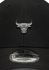 Cappellino nero regolabile con un logo 3D di un toro in argento sul davanti. Realizzato in tessuto testurizzato con visiera curva e accenti ricamati.