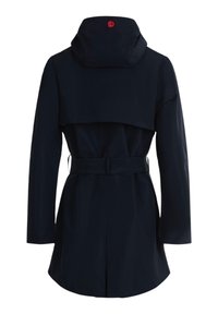 Ciemnogranatowy płaszcz z kapturem, z paskiem w talii, nakładką na tylnym karczku oraz małym czerwonym logo na kapturze, pokazany od tyłu.