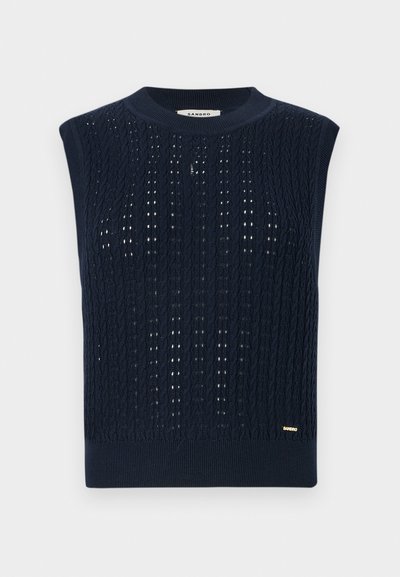 Σκούρο μπλε ναυτικό αμάνικο πουλόβερ με πλεχτό σχέδιο καλώδιο, στρογγυλή λαιμόκοψη και μικρό χρυσό λογότυπο μάρκας στο κάτω δεξί μέρος.