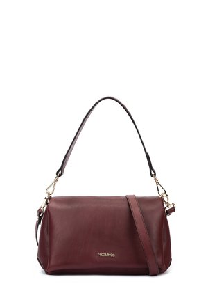 Sac à épaule en cuir rouge foncé avec des fermoirs dorés, une poignée supérieure, une bandoulière longue amovible et un petit logo de la marque à l'avant.