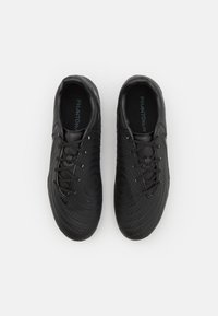 Des chaussures de sport noires avec une surface texturée, dotées d'un bout rond, de lacets standards et d'un logo sur la semelle intérieure. Conçues pour la performance.