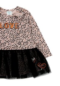 Leopardenmuster Langarmkleid mit pinkem Oberteil, schwarzem Tüllrock, glitzerndem "LOVE"-Schriftzug und dekorativen Herz-Patches.