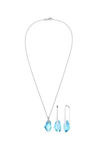 Collier en argent avec deux pendentifs en cristal bleu, dont un plus grand avec un accent en argent, et des boucles d'oreilles pendantes assorties en cristal bleu.