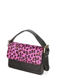 Borsa a tracolla in pelle nera con un cappuccio a stampa leopardata rosa, caratterizzata da una superficie testurizzata e hardware in tonalità oro. Include una tracolla regolabile.