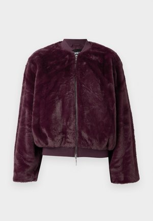 Veste bomber en fausse fourrure violet profond avec fermeture éclair à l'avant, poignets et ourlet côtelés. Texture douce avec une coupe décontractée et sans motifs visibles.