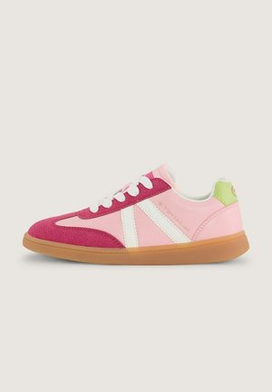 Rosa sneakers med en blandning av mocka och textil. Har vita ränder, rundad tå, gummisula och en grön accent vid hälen.