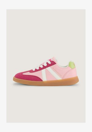 Die rosa Sneakers bestehen aus einer Mischung aus Wildleder und Textil. Sie verfügen über weiße Streifen, eine abgerundete Zehenpartie, eine Gummisohle und einen grünen Akzent an der Ferse.