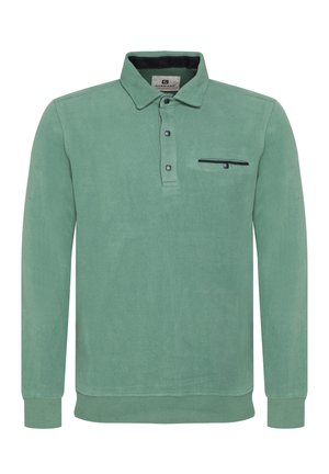 Polo de manga larga verde en tejido texturizado, con una placket abotonada, un bolsillo en el pecho con ribete negro y puños de canalé.