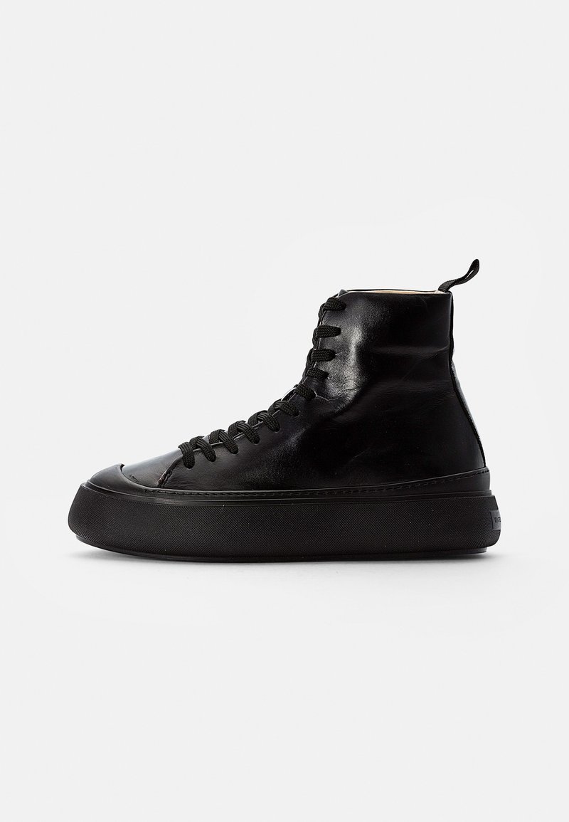 Czarne skórzane sneakersy typu high-top z czarnymi sznurówkami, zaokrąglonym noskiem i teksturowaną czarną gumową podeszwą, z tylnym uchwytem.