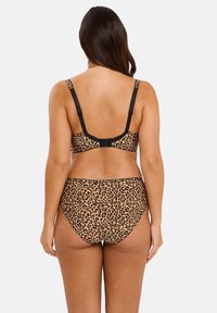 Ensemble de lingerie à imprimé léopard comprenant un soutien-gorge rembourré avec des bretelles réglables et une culotte taille haute assortie, tous deux avec une texture douce.