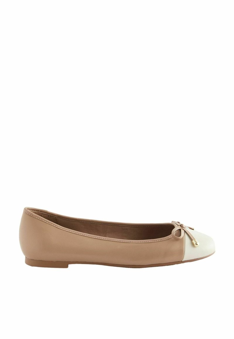 Ballettschuh aus beigem und cremefarbenem Leder mit einer runden Zehenform, einer kleinen Schleife an der Vorderseite und einer flachen Gummisohle. Glatte Textur.