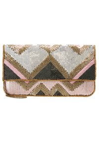 Bolso de mano con cuentas en rosa, gris y plata con patrones geométricos en espiga; acabado en tono dorado y correa de cadena desmontable.