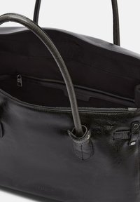 Schwarze Lederhandtasche mit glatter Textur, oberen Griffen und Reißverschlussverschluss; Innenraum mit einem Reißverschlussfach und einem Markenlabel.