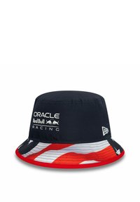 Granatowy kapelusz wiatrówka z czerwono-białym wzorzystym brzegiem. Posiada logo "Oracle Red Bull Racing". Wykonany z lekkiego materiału.