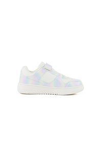 Weiße Sneakers mit einem schimmernden Finish, runder Spitze, Schnürdesign mit einem Klettverschlussriemen und einer strukturierten Gummisohle.