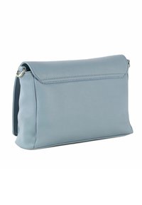 Clutch de cuero azul claro con solapa plegable, textura suave, herrajes plateados y forma rectangular para un diseño minimalista.