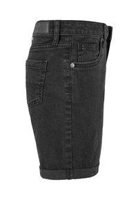 Shorts en denim noir avec un ourlet replié, dotés de poches arrière et d'un patch en cuir de marque sur la taille. Texture lisse, forme ajustée.