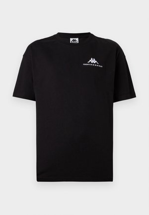 Schwarzes T-Shirt mit kurzen Ärmeln und Rundhalsausschnitt, mit kleinem weißem Kappa-Logo und dem Text "Fondato in Italia" auf der oberen linken Brustseite.