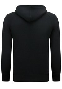 Zwarte hoodie met lange mouwen, ribbelmanchetten en -zoom, en een gladde textuur, gepresenteerd vanuit de achterkant.