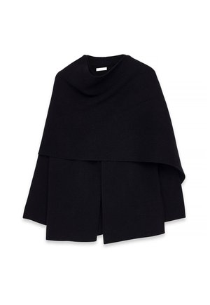 Čierny kabát v štýle pláštenky s širokým kapucňovým golierom a širokými rukávmi, ktorý má viacvrstvový dizajn a predný rozparok.