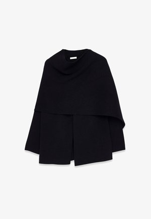 Cappotto nero stile mantella con ampio collo a scialle e maniche larghe, caratterizzato da un design a strati e apertura frontale con spacco.