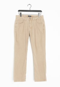 Pantalones beige exhibidos en una percha, con corte recto, dos bolsillos frontales y cierre de botón con detalle de plisado.
