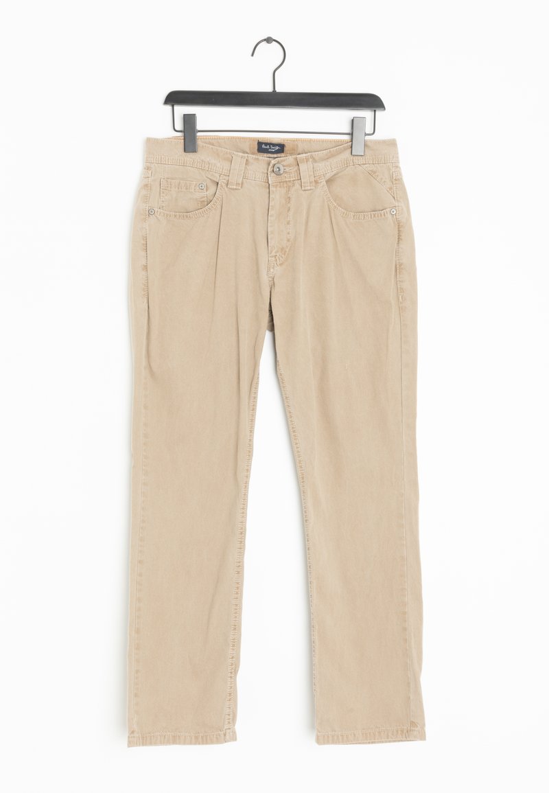 Pantalones beige exhibidos en una percha, con corte recto, dos bolsillos frontales y cierre de botón con detalle de plisado.