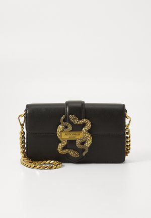 Sac à main en cuir noir avec un motif de serpent doré et une bandoulière en chaîne. Il présente une plaque de logo bien en vue. Forme rectangulaire compacte.