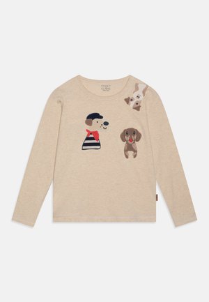 Beige langermet T-skjorte med tre broderte hundedesign: en hund med stripete skjorte, en brun hund og en tan- og hvit hund, med en glatt tekstur.
