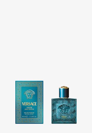 Le coffret parfum Versace Eros pour Homme comprend une boîte turquoise avec des accents dorés et un flacon rectangulaire assorti arborant un motif Méduse.