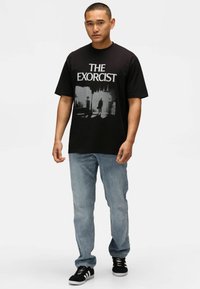 Re:Covered UNISEX THE EXORCIST FILM STILL RELAXED - Printtipaita - black