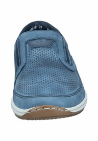 Zapato azul de ante tipo slip-on con parte superior perforada, acentos laterales elásticos, suela blanca y suela de goma marrón. Logo de la marca en la lengüeta.