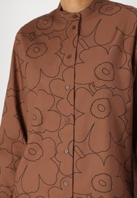 Marimekko ROHKEA PIIRTO UNIKKO SHIRT - Pogājama blūze - dark brown/black