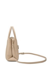 Borsa a mano in pelle beige con manici curvi e tracolla removibile, dotata di chiusura a zip e cuciture decorative sottili.