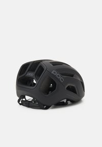Casco de ciclismo negro con un diseño aerodinámico, grandes orificios de ventilación, interior texturizado, correa ajustable y logo de POC en el lateral.